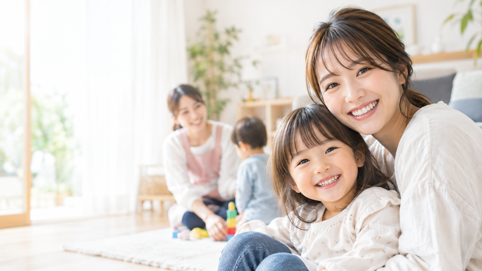 笑顔の親子とベビーシッター