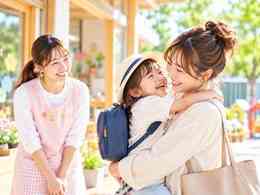 保育園のお迎えで笑顔で抱き合う日本人の親子