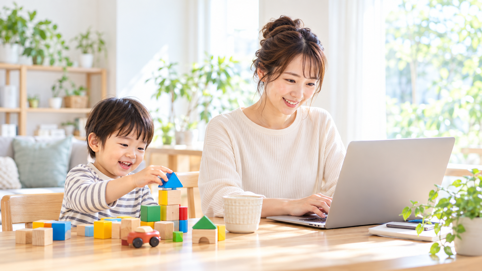 明るい家で子どもと一緒に在宅ワークをする日本人の母親